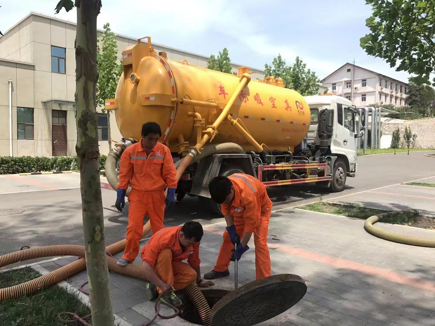老街街道化粪池清理与5-8吨吸粪车施工效率分析